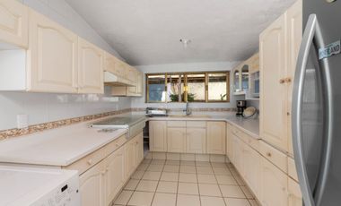 Incomparable residencia frente al lago en San Juan Cosala!