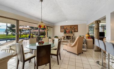 Incomparable residencia frente al lago en San Juan Cosala!