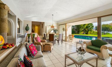 Incomparable residencia frente al lago en San Juan Cosala!
