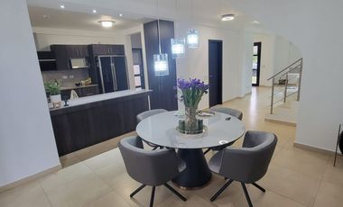 Casa de Lujo en Venta en Ciudad Celeste | 3 Dormitorios | Jacuzzi | $240.000