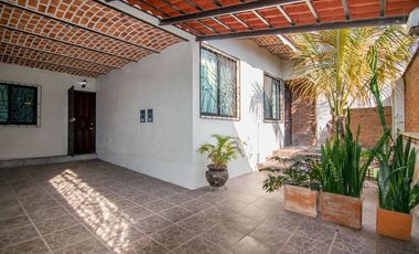 Hermosa casa con casita a unos pasos de la plaza principal en San Antonio Tlayacapan!