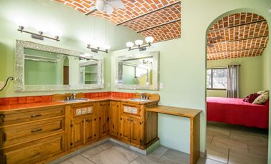 Hermosa casa con casita a unos pasos de la plaza principal en San Antonio Tlayacapan!