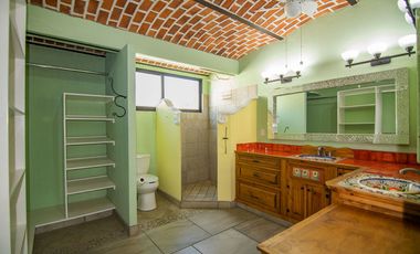 Hermosa casa con casita a unos pasos de la plaza principal en San Antonio Tlayacapan!