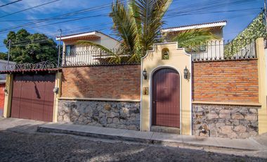 Hermosa casa con casita a unos pasos de la plaza principal en San Antonio Tlayacapan!