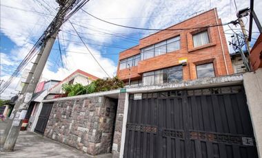 Casa En Venta en el Sector de la Jipijapa,Muy Cerca del Centro Comercial Río Centro