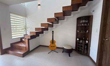 Luminosa Villa dente de Acogedor Condominio Privado en la mejor Zona de Ricaurte (v3094)