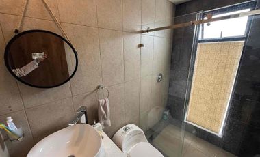 Luminosa Villa dente de Acogedor Condominio Privado en la mejor Zona de Ricaurte (v3094)