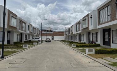 Luminosa Villa dente de Acogedor Condominio Privado en la mejor Zona de Ricaurte (v3094)