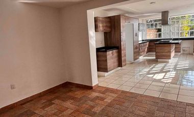 Renta de casa en Metepec con amplio jardín en privada cerca de Centro de Metepec