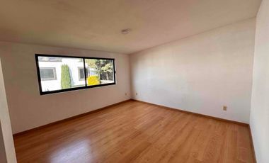 Renta de casa en Metepec con amplio jardín en privada cerca de Centro de Metepec