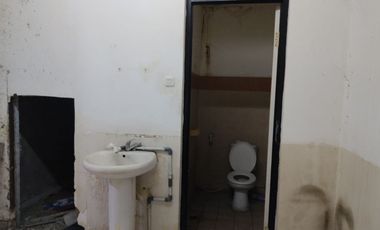 Di Sewa Ruko Gandeng Min Sewa 2 Tahun Hadap Jalan Raya di Plaza Kebon Jeruk Jakarta Barat