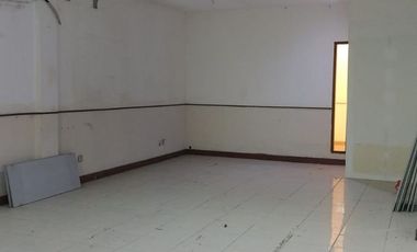 Di Sewa Ruko Gandeng Min Sewa 2 Tahun Hadap Jalan Raya di Plaza Kebon Jeruk Jakarta Barat