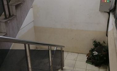 Di Sewa Ruko Gandeng Min Sewa 2 Tahun Hadap Jalan Raya di Plaza Kebon Jeruk Jakarta Barat