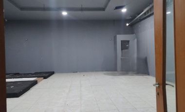 Di Sewa Ruko Gandeng Min Sewa 2 Tahun Hadap Jalan Raya di Plaza Kebon Jeruk Jakarta Barat