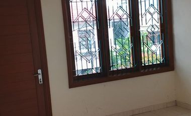 Dijual Rumah 2 lantai siap huni di Pulomas Barat