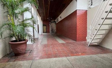 Se Alquila Amplia Casa de Una Sola Planta con Piscina en El Corazón de Urdesa Central