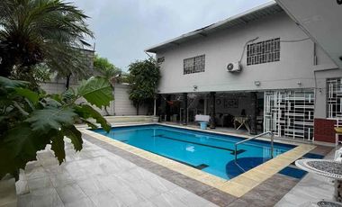 Se Alquila Amplia Casa de Una Sola Planta con Piscina en El Corazón de Urdesa Central