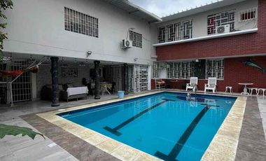 Se Alquila Amplia Casa de Una Sola Planta con Piscina en El Corazón de Urdesa Central