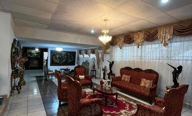 Se Alquila Amplia Casa de Una Sola Planta con Piscina en El Corazón de Urdesa Central