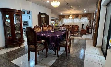 Se Alquila Amplia Casa de Una Sola Planta con Piscina en El Corazón de Urdesa Central