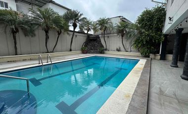 Se Alquila Amplia Casa de Una Sola Planta con Piscina en El Corazón de Urdesa Central