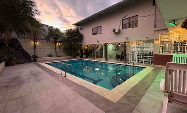 Se Alquila Amplia Casa de Una Sola Planta con Piscina en El Corazón de Urdesa Central