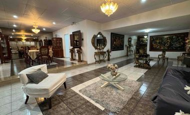 Se Alquila Amplia Casa de Una Sola Planta con Piscina en El Corazón de Urdesa Central