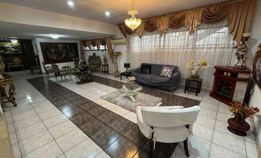 Se Alquila Amplia Casa de Una Sola Planta con Piscina en El Corazón de Urdesa Central