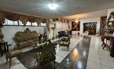 Se Alquila Amplia Casa de Una Sola Planta con Piscina en El Corazón de Urdesa Central