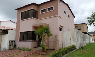 Casa de alquiler en la Urbanización Villa Club, 3 dormitorios.