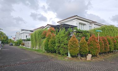 Rumah 1 lantai berlokasi di kawasan hunian eksklusif The Clove, lingkungan nyaman dan tertata. Cocok untuk tempat tinggal maupun investasi properti ja
