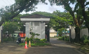 Rumah 1 lantai berlokasi di kawasan hunian eksklusif The Clove, lingkungan nyaman dan tertata. Cocok untuk tempat tinggal maupun investasi properti ja