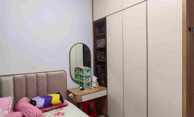 Rumah 3 Lantai Siap Huni Rapi Terawat di Tanjung Duren Semifurnished