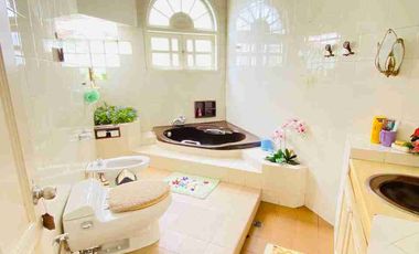 Dijual Istana Dharmahusada Indah Raya