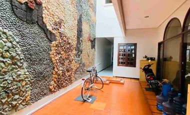 Dijual Istana Dharmahusada Indah Raya