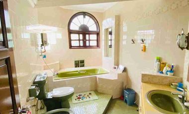 Dijual Istana Dharmahusada Indah Raya