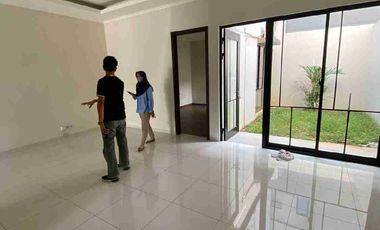 Depan Taman Rumah Langka Sutera Victoria Alam Sutera