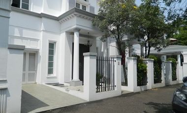 Disewa Rumah Cantik Mewah Dalam Townhouse, Pakai Kolam Renang, Area Tenang dan Elite Bangka Jakarta Selatan