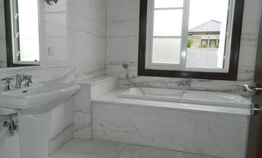 Disewa Rumah Cantik Mewah Dalam Townhouse, Pakai Kolam Renang, Area Tenang dan Elite Bangka Jakarta Selatan