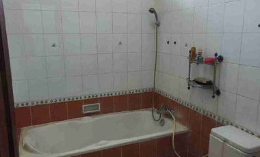 Rumah sewa di kawasan elit, semi furnished siap huni !