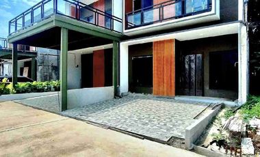 Townhouse Pinggir jalan di Timur Jakarta