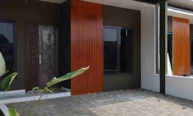 Townhouse Pinggir jalan di Timur Jakarta