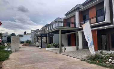 Townhouse Pinggir jalan dekat Tol Jorr Jatiwarna