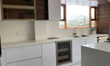 CUMBAYA CERCA AL  SCALA; CONFORTABLE CASA DE ARRIENDO