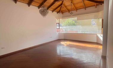 CUMBAYA CERCA AL  SCALA; CONFORTABLE CASA DE ARRIENDO