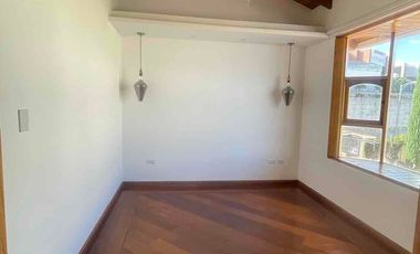 CUMBAYA CERCA AL  SCALA; CONFORTABLE CASA DE ARRIENDO