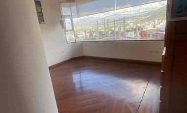 CUMBAYA CERCA AL  SCALA; CONFORTABLE CASA DE ARRIENDO