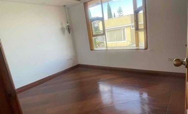 CUMBAYA CERCA AL  SCALA; CONFORTABLE CASA DE ARRIENDO