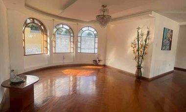 CUMBAYA CERCA AL  SCALA; CONFORTABLE CASA DE ARRIENDO