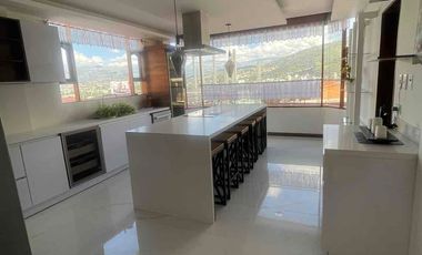 CUMBAYA CERCA AL  SCALA; CONFORTABLE CASA DE ARRIENDO